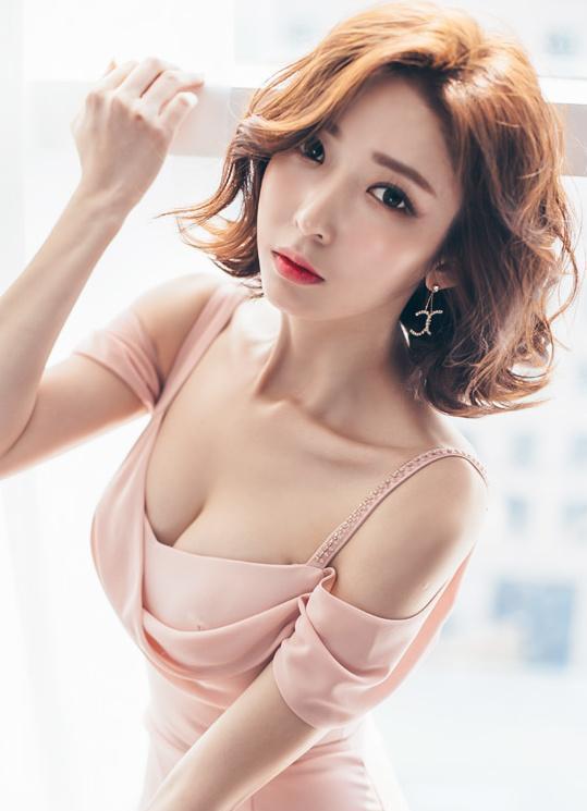 短发美女自带知性的气质, 粉色紧身裙包裹着曼妙的身躯!