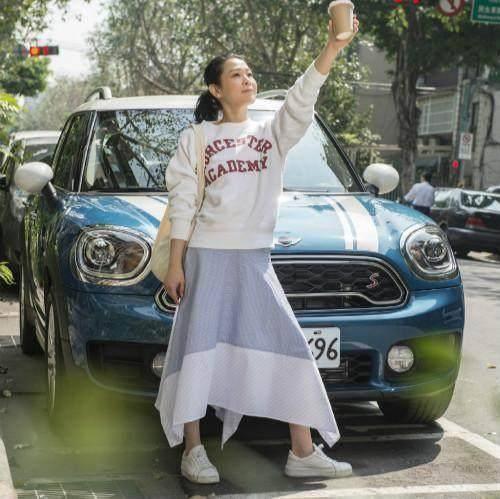 刘若英现身纽约街头, 47岁打扮的像个小姑娘, 脚上的鞋真个性