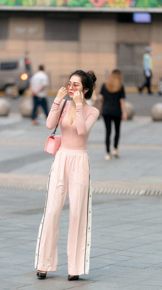 气质小姐姐紧身衣裹出粉嘟嘟的饱满上围，柔软灵动的身姿让人着迷