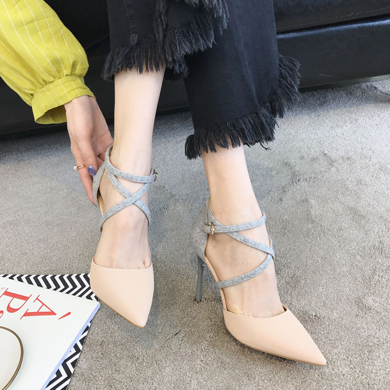 70后女人别穿拖鞋，今年最流行的“一字带”高跟鞋，穿出迷人气质