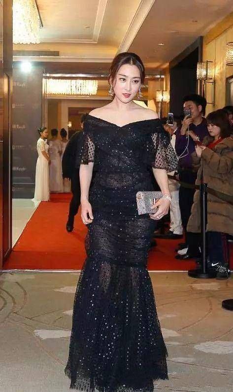 马苏胯这么宽还敢穿包臀裙 感觉裙子快撑破了 网友:壮士请留步