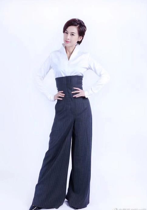 黄圣依穿高衩长裙亮相,性感十足,直接露出一条腿,网友:太豪放