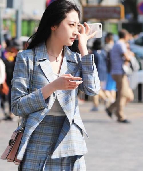  「笑嫣然」街拍：语笑嫣然的美女，一件黑白上衣配漏洞裤子，时尚优雅气质