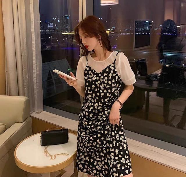  [配衬衫]别总单穿吊带裙了，今年更流行“吊带裙+衬衫”，比单穿更时髦！