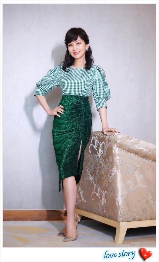 赵雅芝太狠了！63岁脚踩“两根细针”，网友：为了美不要命啦？