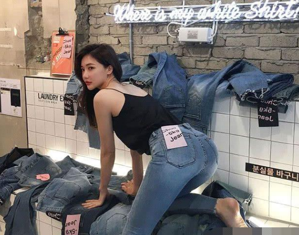 路人街拍，性感女神臀姿性感，紧身牛仔裤功不可没！