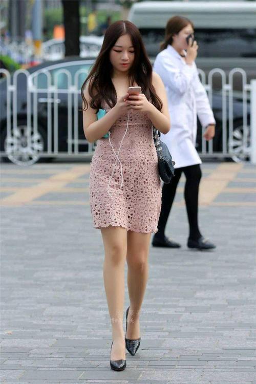 自信满满的打底裤小姐姐，帅气十足特别有女人味，特别吸睛！