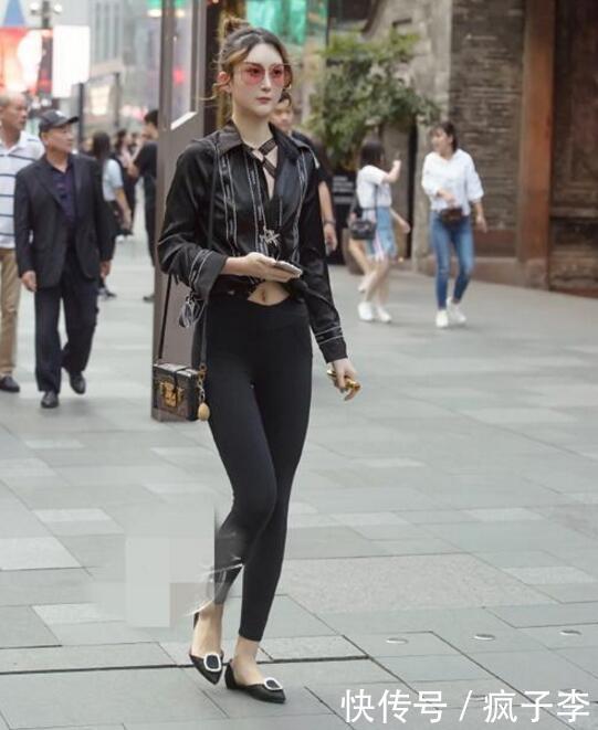 时尚街拍：紧身裤美女，散发出青春时尚的气息，走到哪都是靓丽的