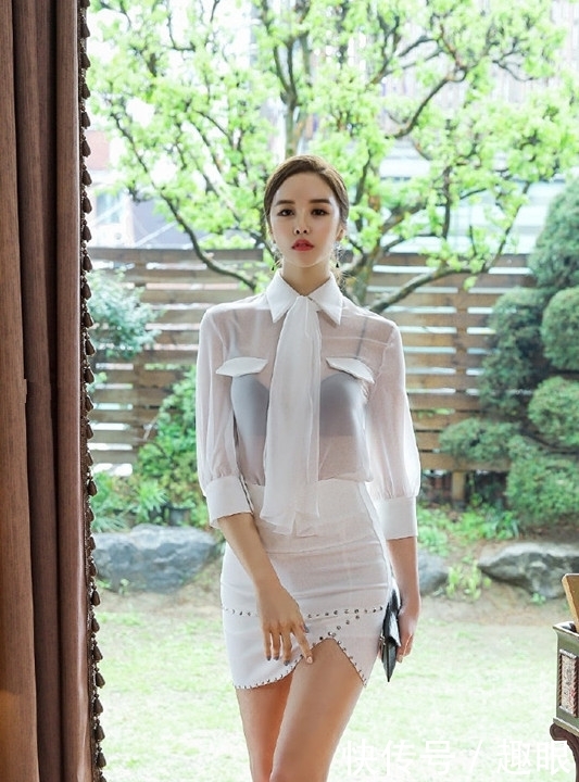  「美女」美女街拍俏皮可人的小姐姐，紧身裙打扮，穿出青春活力