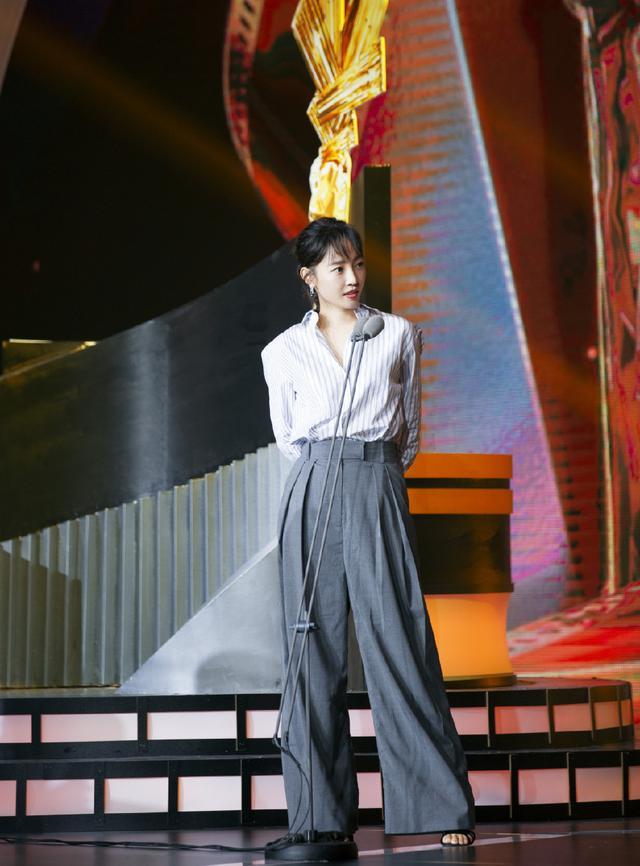 34岁白百何再次现身，白衬衫搭配牛仔裤亮相活动，大妈秒变少女