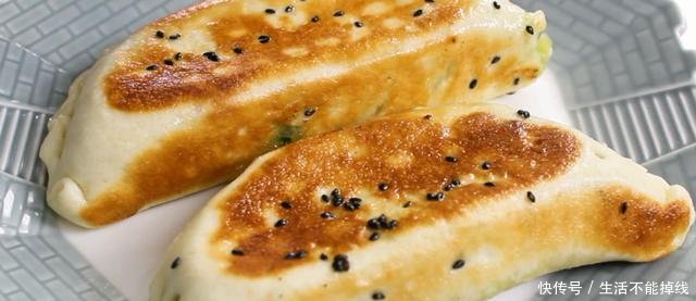 『食用油』很多人爱吃韭菜盒子,加了土豆的做法你吃过没,咬一口满嘴香