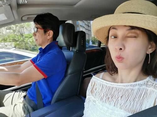  #少扣#44岁牛莉秀身材有绝招！戴复古眼镜扮贵妇，扣子少扣两颗还留个缝