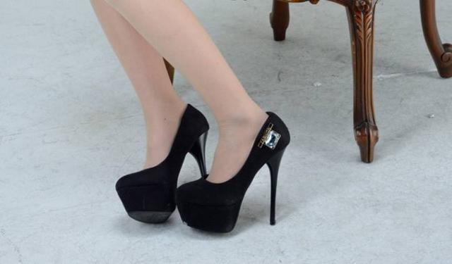 尖头细跟鞋面选用了罗马风的绑带,有着不一样的美感