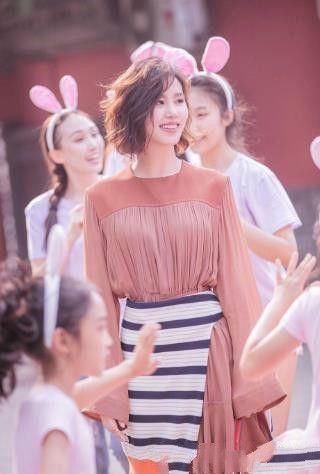 刘诗诗卷发惊艳，裙子多出那块，真的该剪掉！