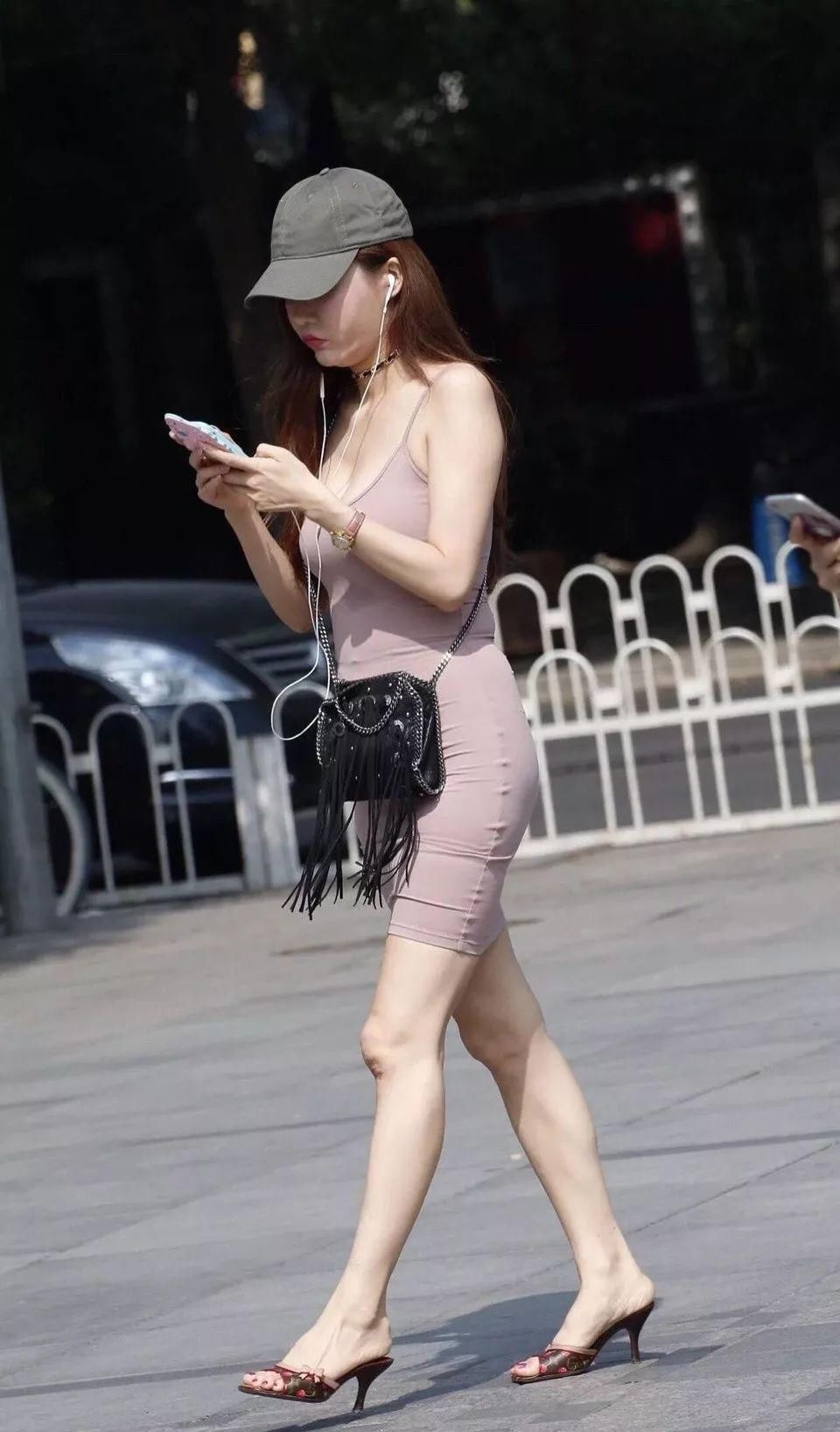 街拍:已婚女性展示丰韵美感，这才是女人!