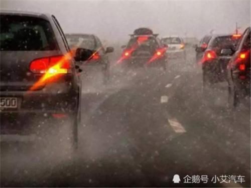  「老司机」高速行驶遇暴雨，立马打开双闪？老司机：你是低智商