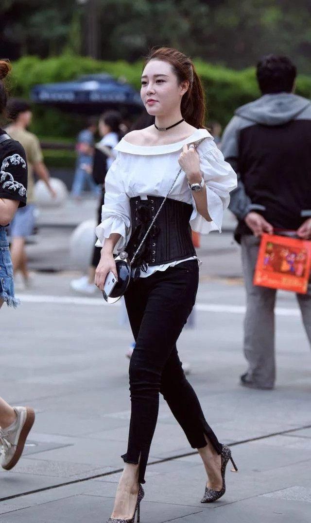 街拍：打底裤美女整体造型简约大气，增添了时尚范，太迷人