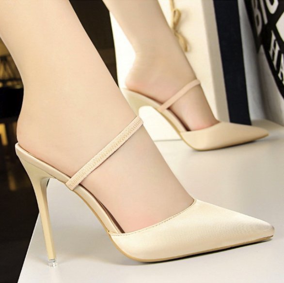新流行的高跟鞋就是不一样，清凉性感显腿长，回头率百分百