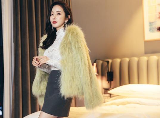 皮草|李妍静，一件白色上衣配黑色短裙外搭毛绒皮草