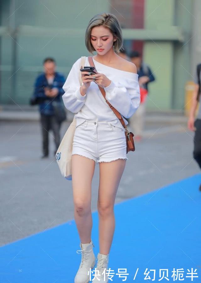 凸显@路人街拍,姑娘特别的潮流,搭配高跟鞋凸显女人味