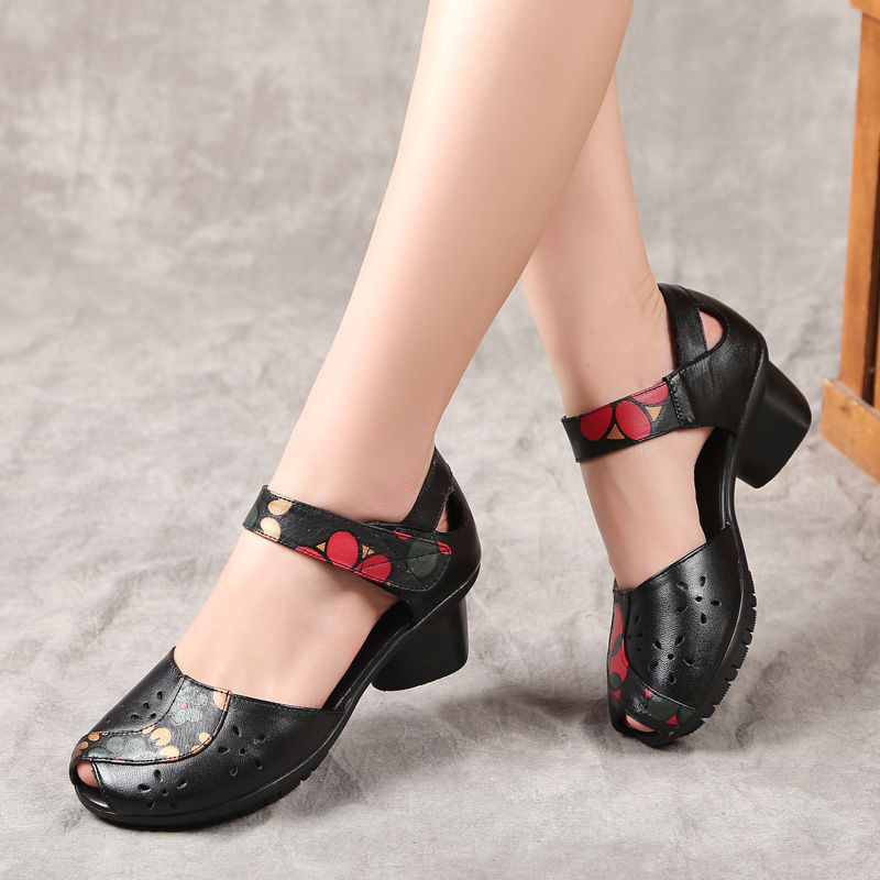 别傻傻的穿拖鞋了!今年流行这样的凉鞋，妈妈一买就3双，特美