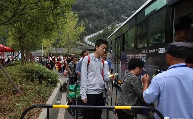 国庆节第三天贵州各地旅游持续火爆，多个景区开启“人从众”模式