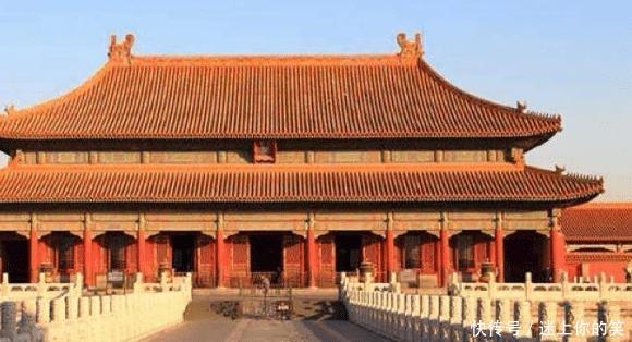 日本女孩到北京故宫游玩,看到墙上的一幅画非常惊奇这不是我吗!