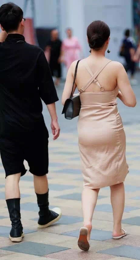 微胖小阿姨连衣裙裹出婀娜身姿，身材凸凹有致