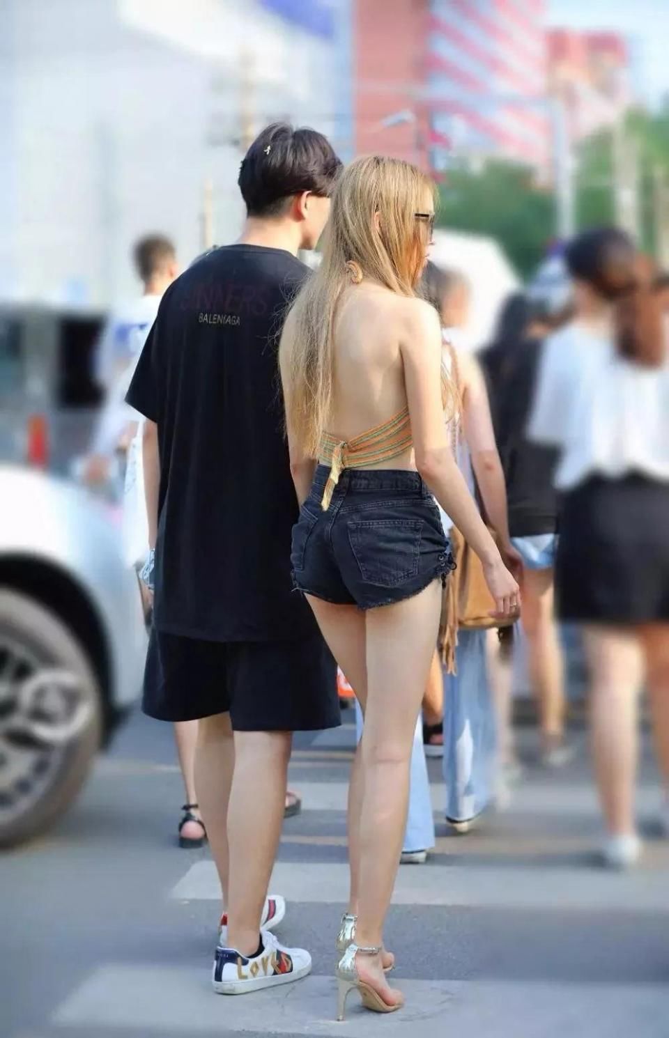 街拍美女:露背吊带美女尽显傲人身材 旁边的男友是不是太紧张了