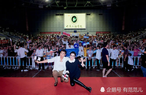 49岁许晴真会搭，穿过膝长靴当皮裤，网友：隔着屏幕都闻到脚丫味