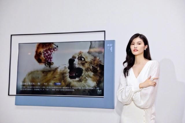 何穗身穿黑色吊带裙现身维密面试，气质十足，网友：仙姑白到发光