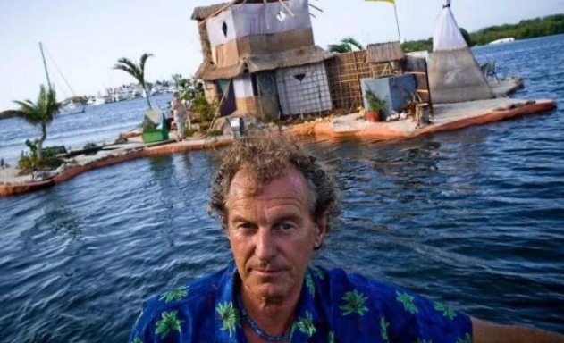 英国大叔用空瓶子建小岛，有房有树还有无线网，生活无比惬意