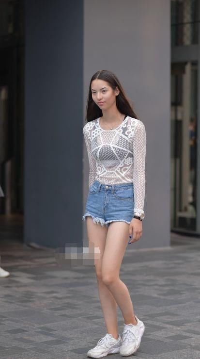 街拍:女神穿透视装 上街，隐约间的性感，确实很拉风!