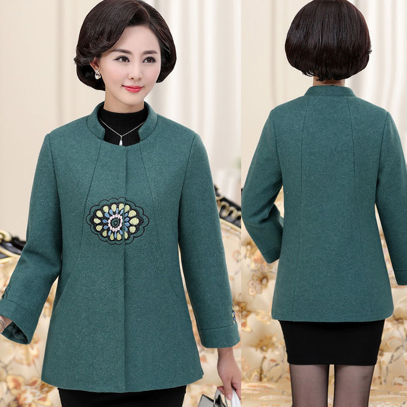 70后不想被叫阿姨，试试花外套+阔腿裤，洋气美嫩，像个大姑娘