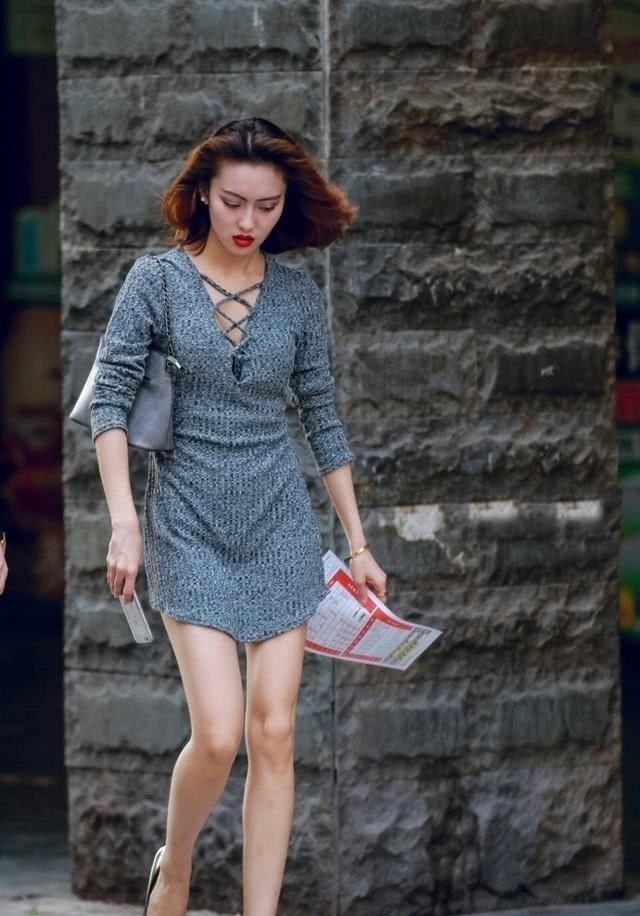  [展现]街拍：美女灰色针织裙搭配高跟鞋，完美展现大长腿，魅力十足