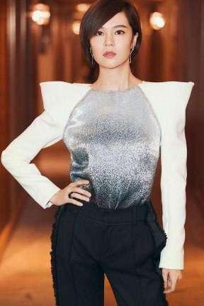 郁可唯真拼命！穿的是裙子也未免太紧了吧 网友：里面的都遮不住