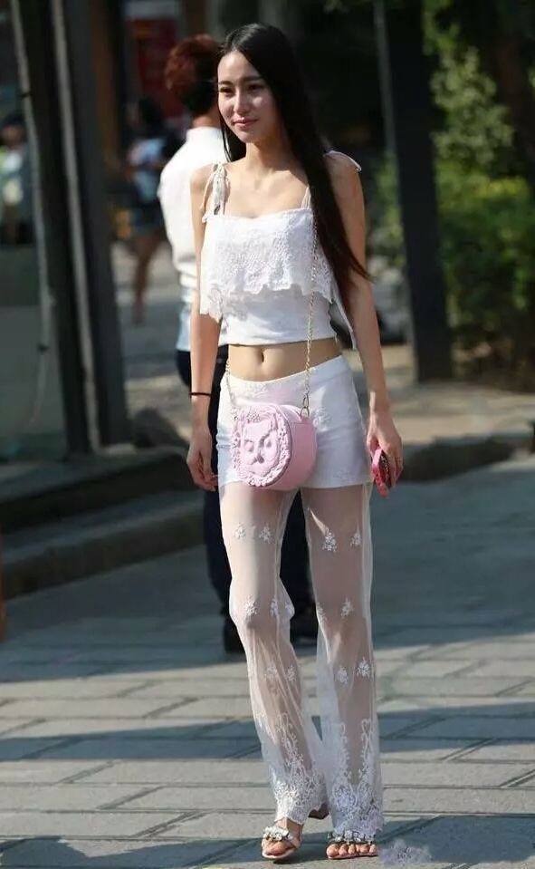 街拍与搭配:黑丝加豹纹的图六美女满满的诱惑