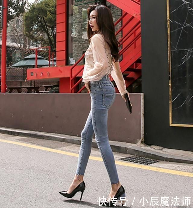  『迷人眼』牛仔裤小姐姐，曲线玲珑透出成熟女人魅力，修长美腿迷人眼！