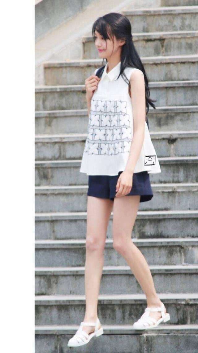 郑爽机场大秀素颜，不过黑眼圈太吓人！网友：熬夜看世界杯了？