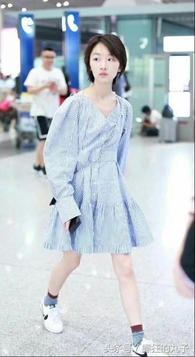 周冬雨身穿紫色长裙再现“飞机场”，网友：没看点就不要穿了