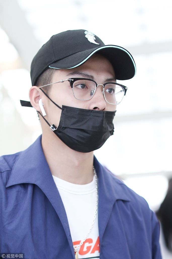 95后小鲜肉张铭恩戴口罩露鼻孔 收粉丝礼物潮男范十足