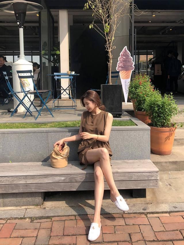 街头 气质出众短裤美女,眉清目秀,一貌倾城!