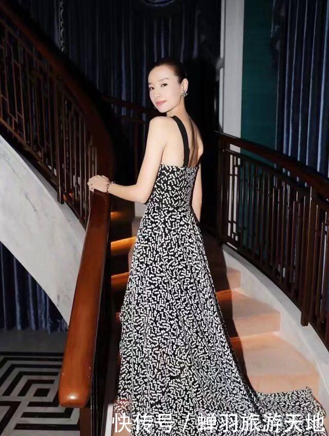 37岁董洁太会穿，黑白斑点裙又美了，网友却称密集恐惧症犯了！