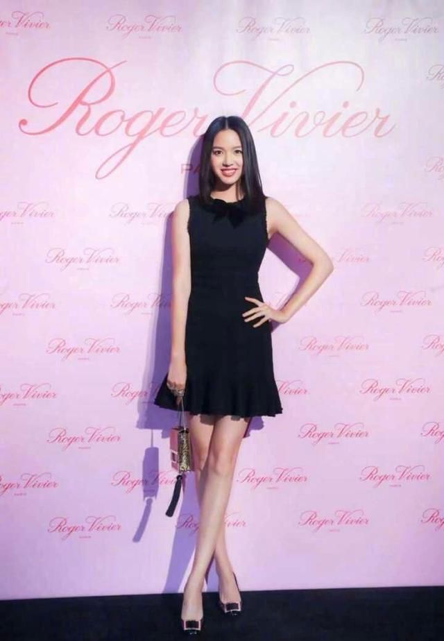 看了张梓琳这条腿简直要怀疑人生了！网友：这确定是生过孩子的？