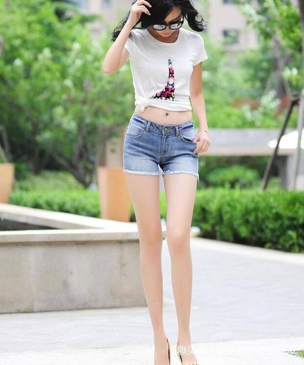 穿紧身打底裤小姐姐：曼妙妩媚的美女，十分抢眼！