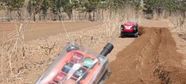  「小伙」绝了！农村大叔发明旋耕机，勤劳小伙靠它1个月挣3万，1