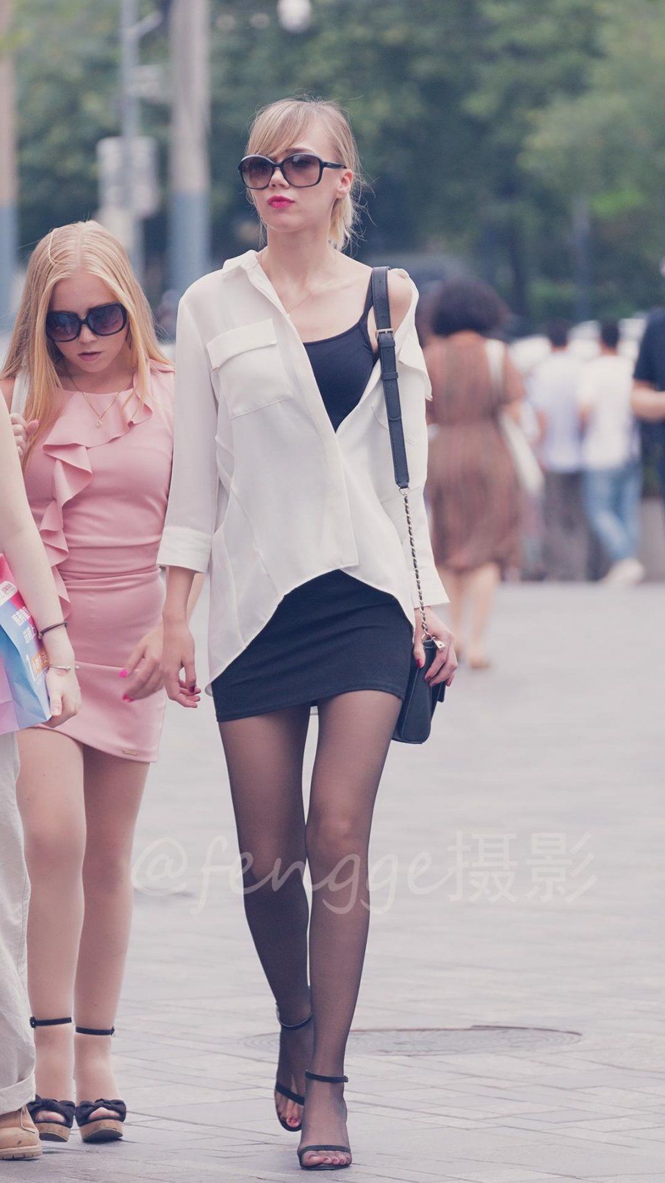 街拍:丝袜破洞，长腿美女装作浑然不知，那份淡定实在令人佩服