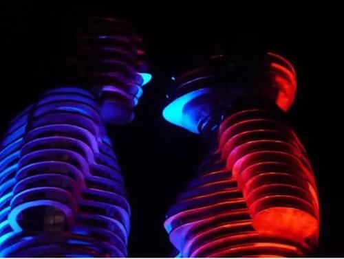 全球“最牛”情侣雕像：白天不碰面，等到晚上7点才能将爱人揽入