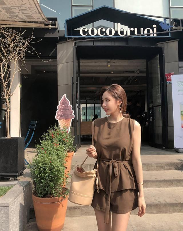 街头 气质出众短裤美女,眉清目秀,一貌倾城!