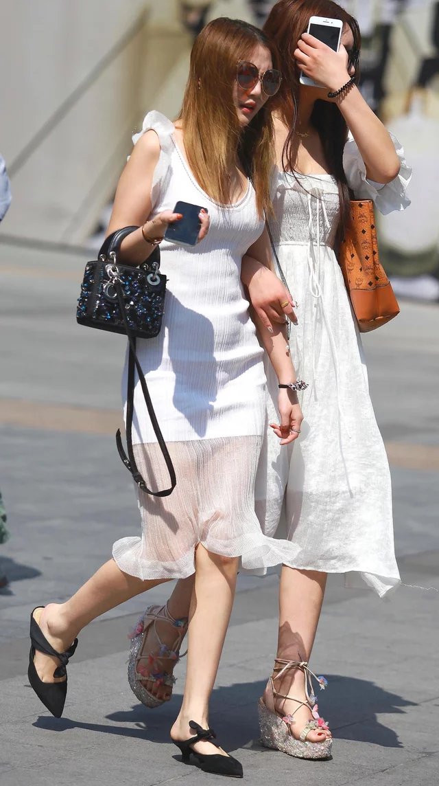 街拍闺蜜俩一起出街,骨感小女神成了陪衬,网友:婴儿肥原来可以